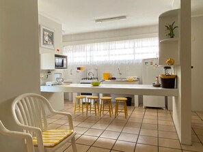 Fridge, microwave, oven, stovetop - Residencial Via Praia (Florianópolis)