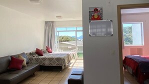 アパートメント (Side View) | 遮光カーテン、アイロン / アイロン台、WiFi (無料)、客室ごとに異なる装飾