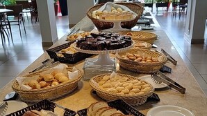 A buffet with various food items and utensils. - Hotel Atrium Thermas - Oficial (Caldas Novas)