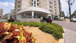 A modern multi-story building with a prominent entrance labeled "Atrium Thermas Residence Service." - Hotel Atrium Thermas - Oficial (Caldas Novas)