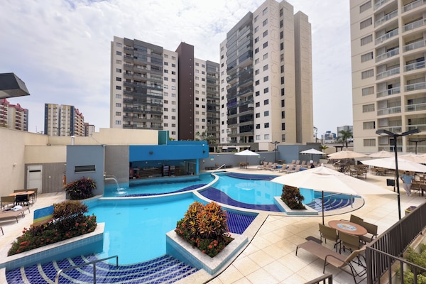 Piscina coberta, 5 piscines a l'aire lliure, para-sols i gandules