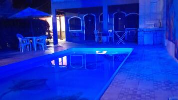 Quarto triplo, várias camas | Frigobar, Wi-Fi de cortesia, roupa de cama