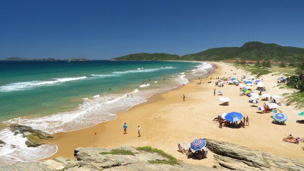 Playa de arena blanca y 2 bares en la playa 