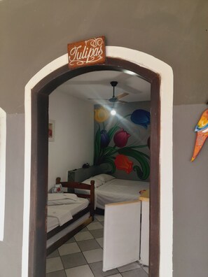 Habitación triple, varias camas | Minibar, wifi gratis y ropa de cama 