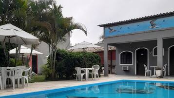 Quarto triplo, várias camas | Frigobar, Wi-Fi de cortesia, roupa de cama