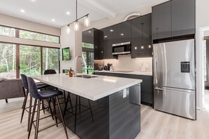 Oven, espresso maker, electric kettle, freezer - Nomi Resort (Dysart et al)