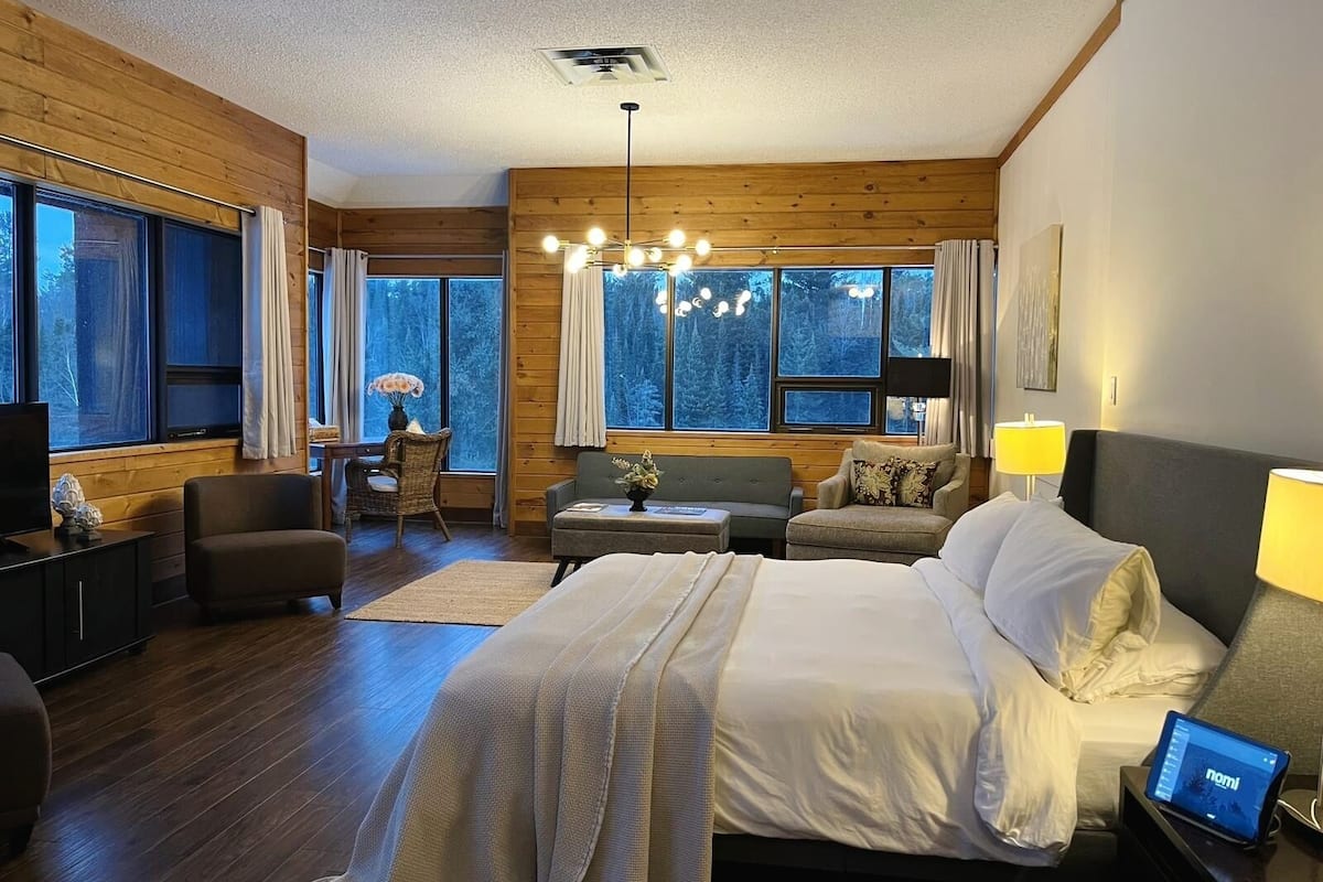 Suite de lujo, 1 cama King size y sofá cama, vista al resort | 1 habitación, decoración personalizada, muebles diferentes y escritorio