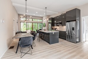 Un four, cafétiÚre à espresso, bouilloire électrique, congélateur