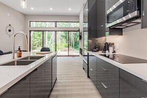 Un four, cafétiÚre à espresso, bouilloire électrique, congélateur