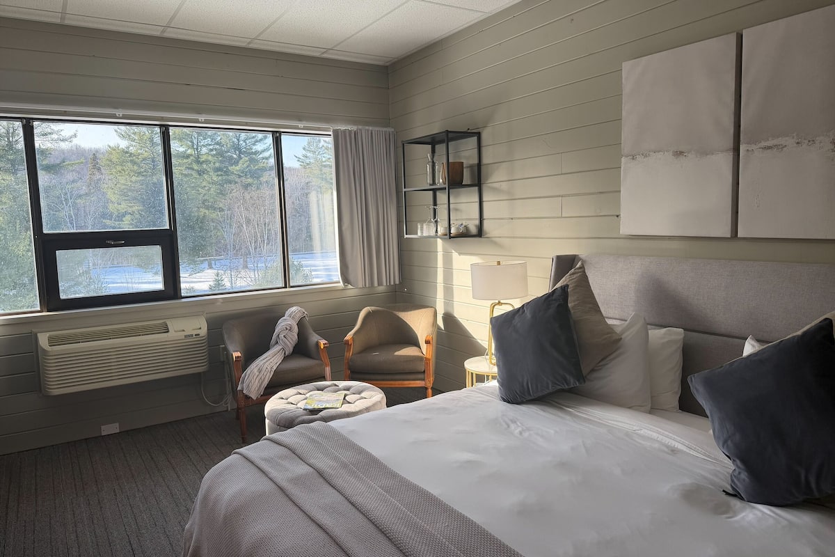 Chambre exclusive, vue sur le complexe | Décor unique, ameublement unique, bureau
