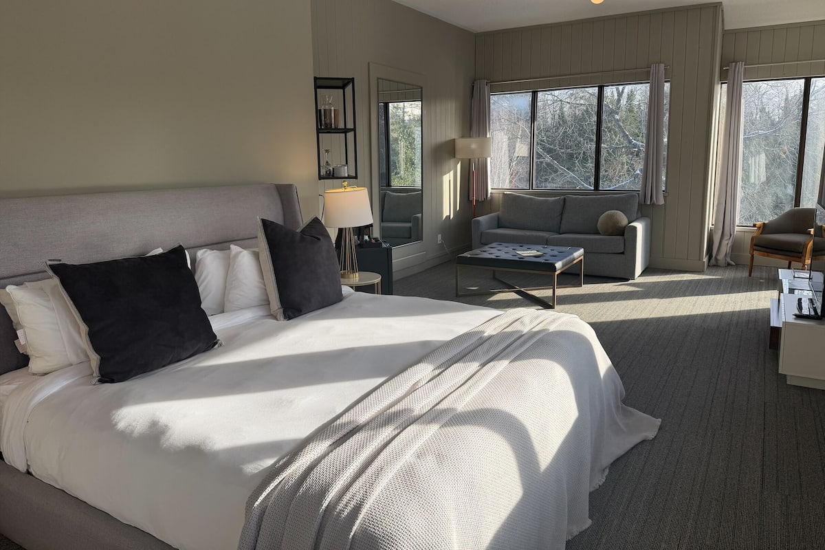 Exclusive Room, 1 King Bed with Sofa bed, Resort View | Individually decorated, individually furnished, desk, laptop workspace