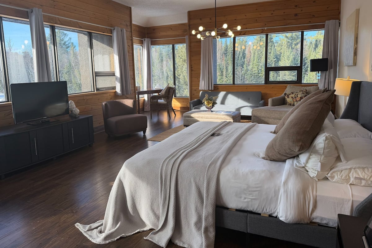 Luxe suite, 1 kingsize bed met slaapbank, uitzicht op resort | Individueel gedecoreerd, individueel gemeubileerd, een bureau