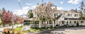 Front of property - Inn on Canyon (Radium Hot Springs)
