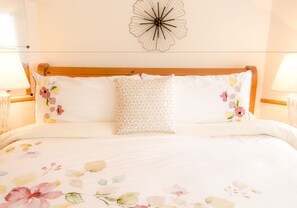 Junior Suite, 1 King Bed, Mountain View, Corner | Free WiFi - Inn on Canyon (Radium Hot Springs)