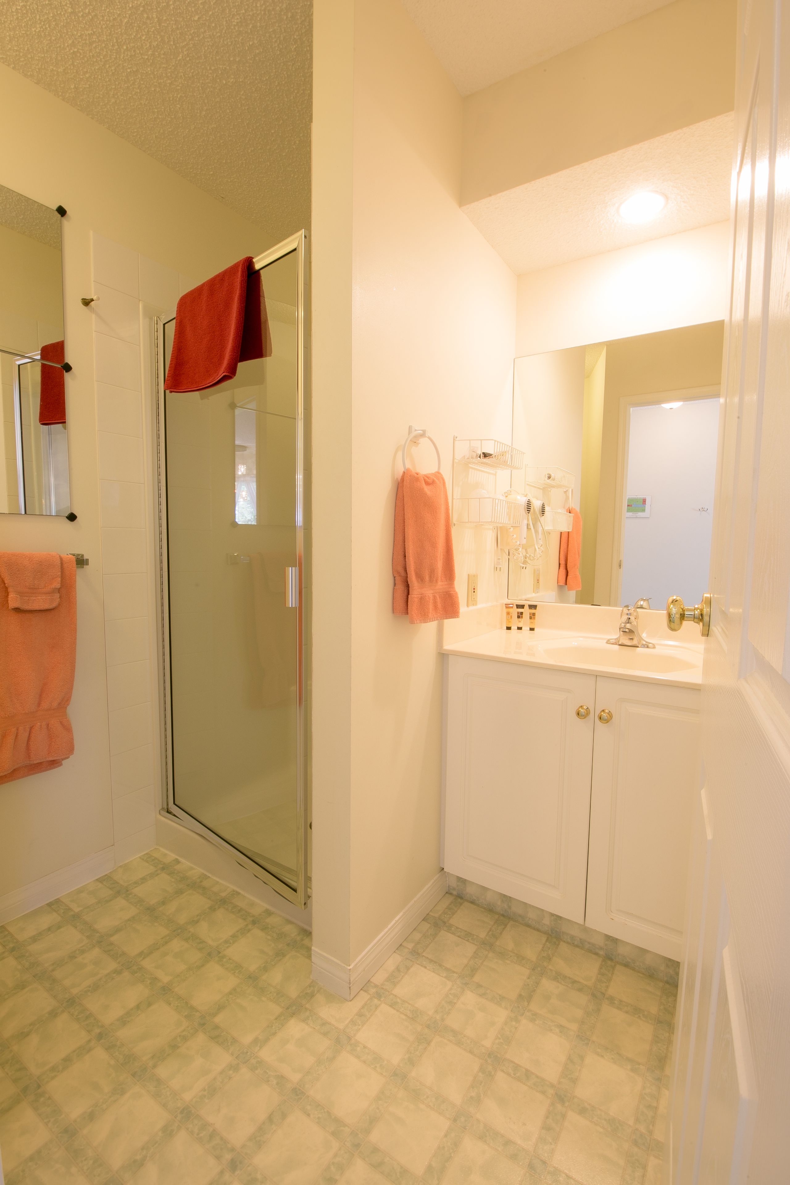 Douche, articles de toilette gratuits, sèche-cheveux