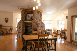 Free daily English breakfast  - Inn on Canyon (Radium Hot Springs)