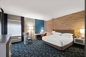 トラディショナル ルーム キングベッド 1 台 | 高級寝具、ピロートップベッド、デスク、ノートパソコン用作業スペース