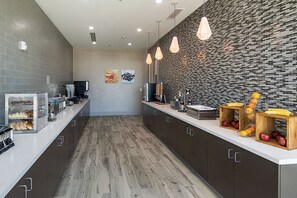 Petit déjeuner buffet servi tous les jours en supplément