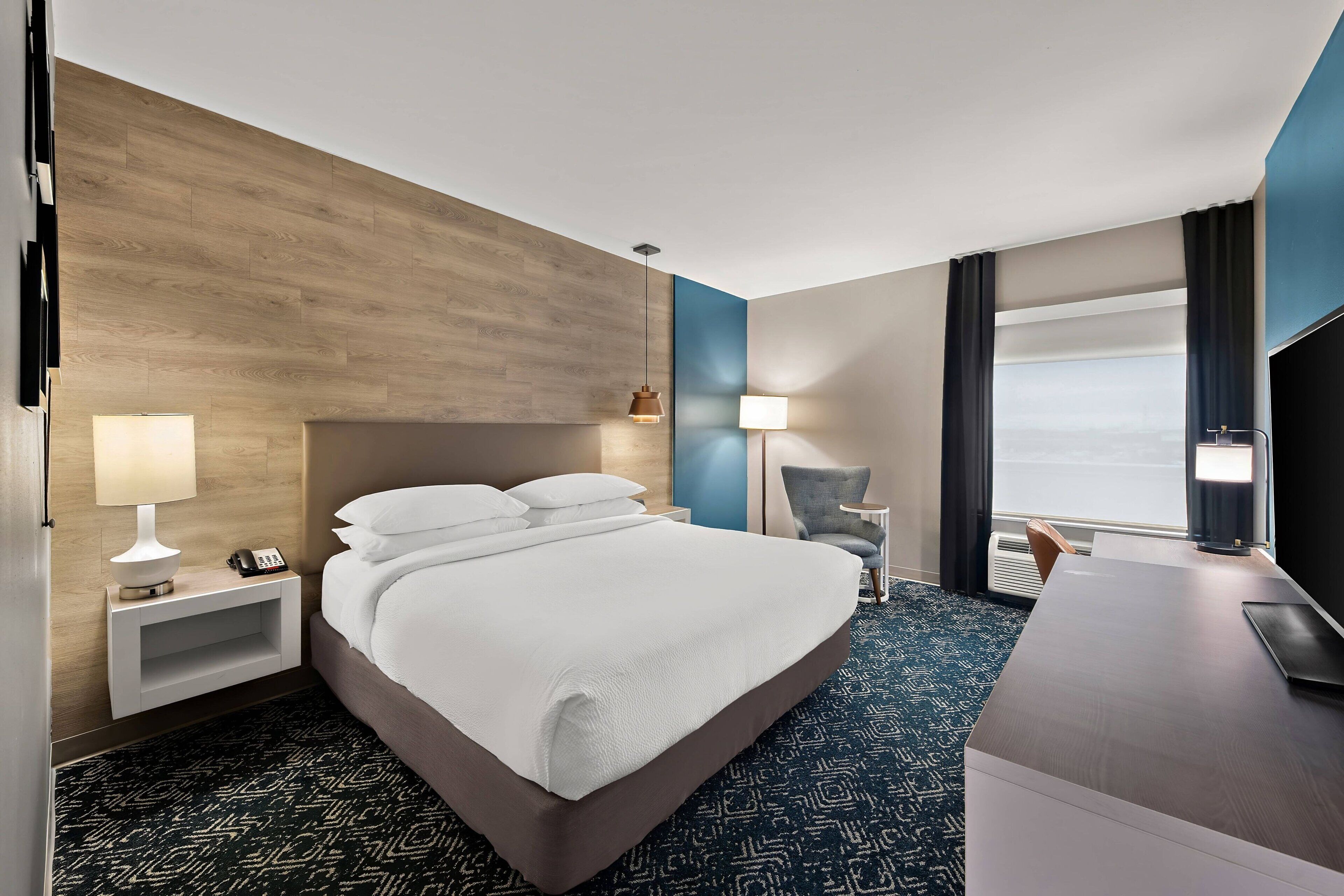 traditional room, 1 king bed | premium bedding, pillow-top beds, desk, laptop workspace