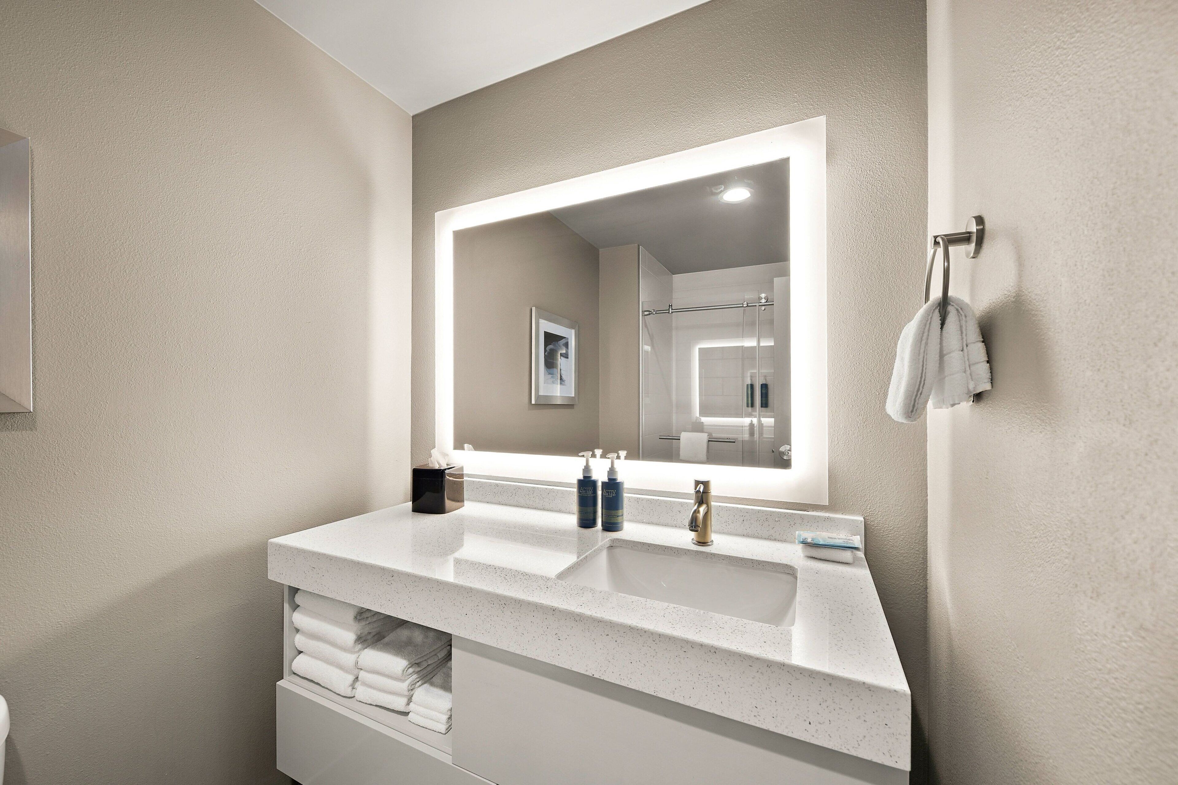 traditional room, 2 queen beds | bathroom | combined shower/bathtub, free toiletries, hair dryer, towels