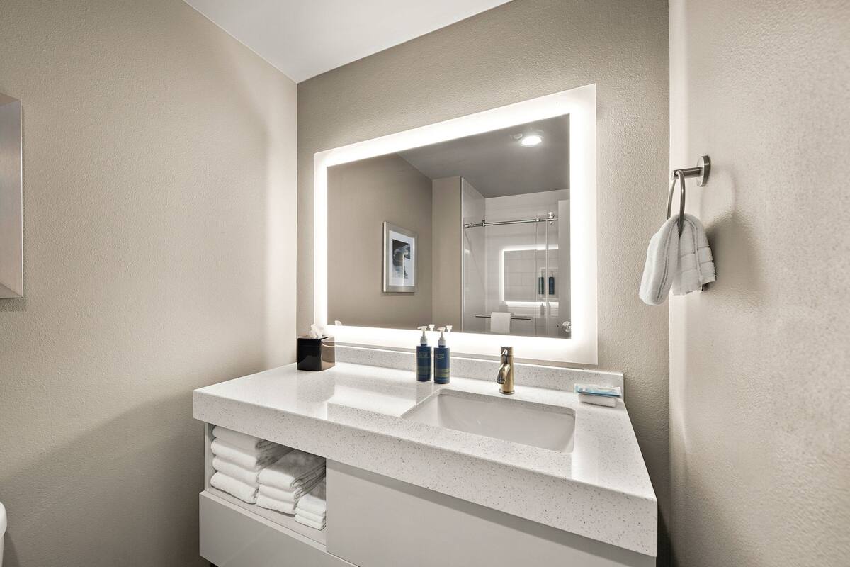 traditional room, 2 queen beds | bathroom | combined shower/bathtub, free toiletries, hair dryer, towels