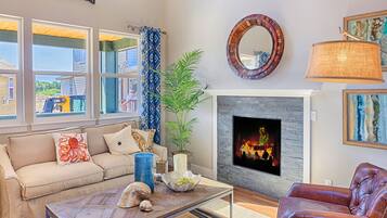 Télévision à écran plat, cheminée, lecteur de DVD