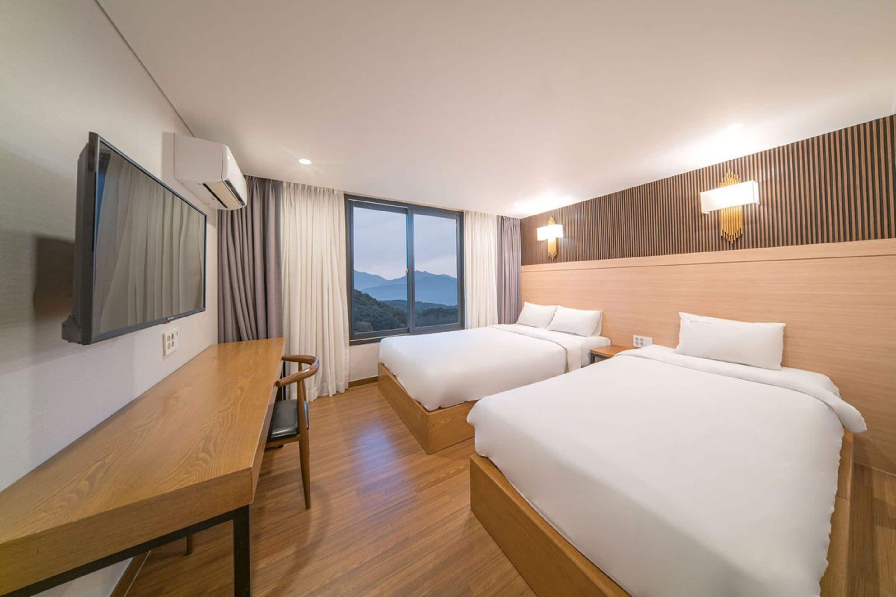 1 bedroom, premium bedding, desk, soundproofing