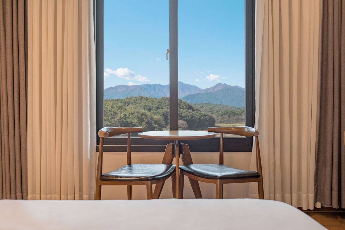 1 bedroom, premium bedding, desk, soundproofing