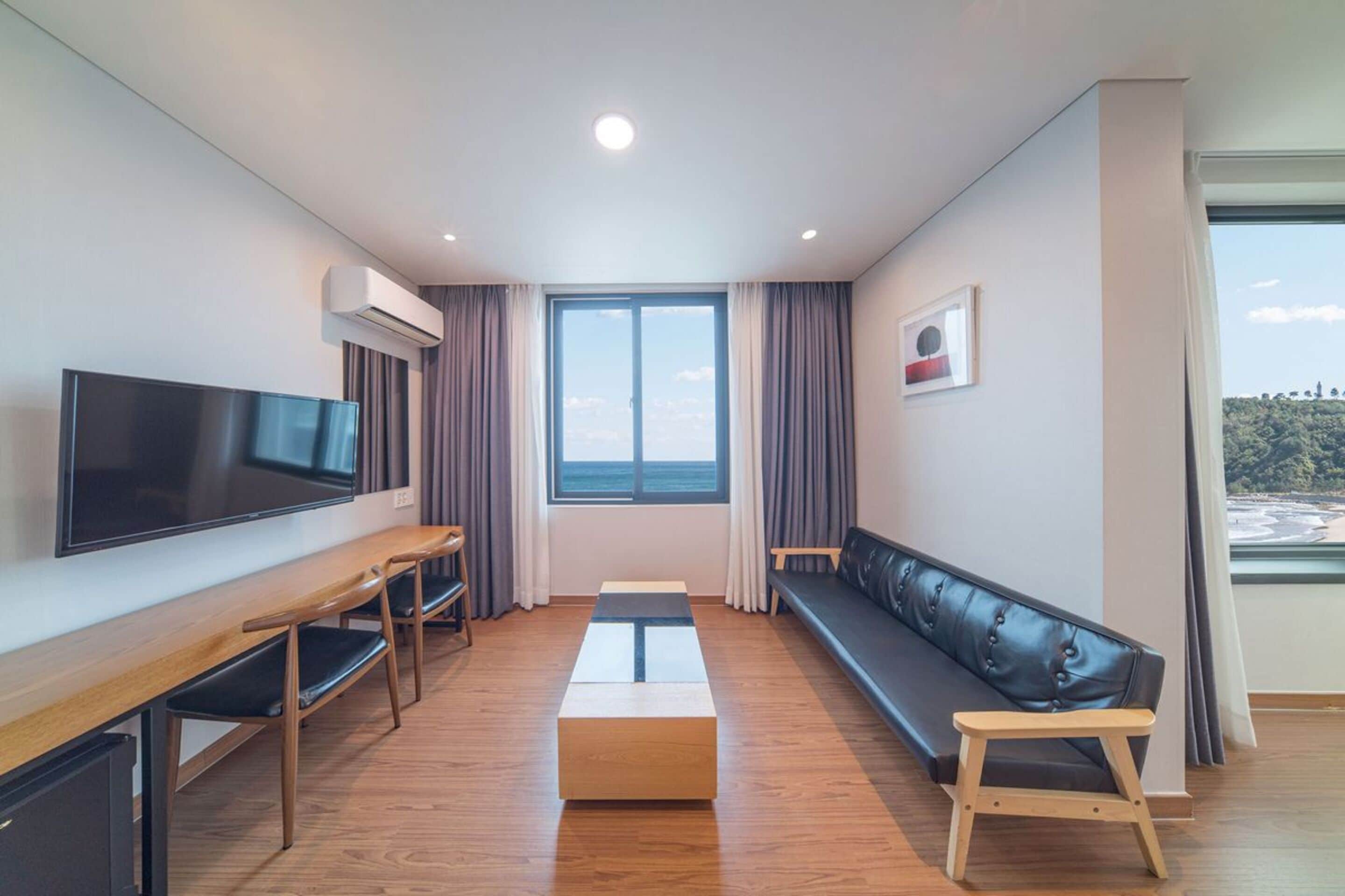 flat-screen tv, pay films