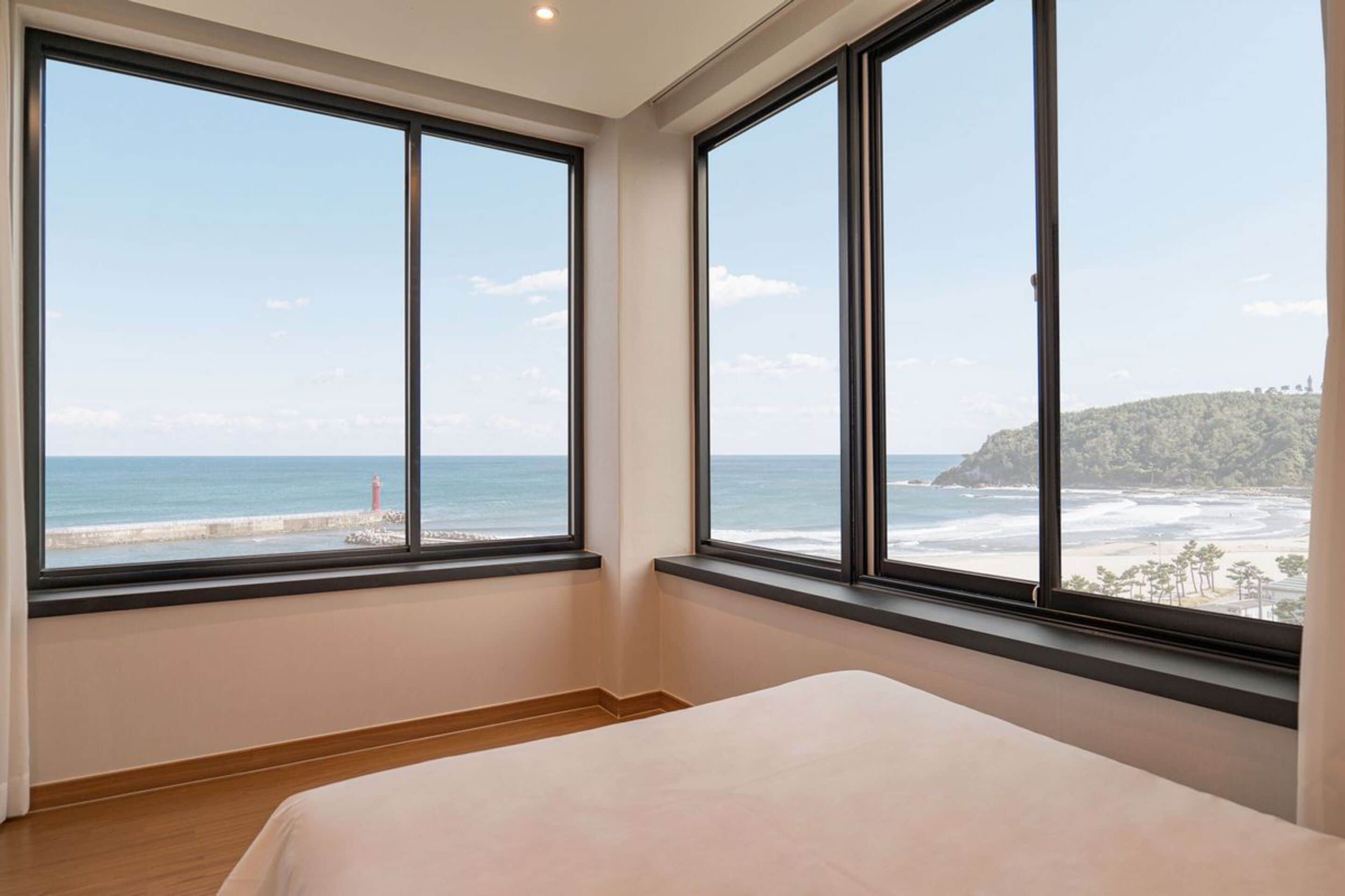 1 bedroom, premium bedding, desk, soundproofing