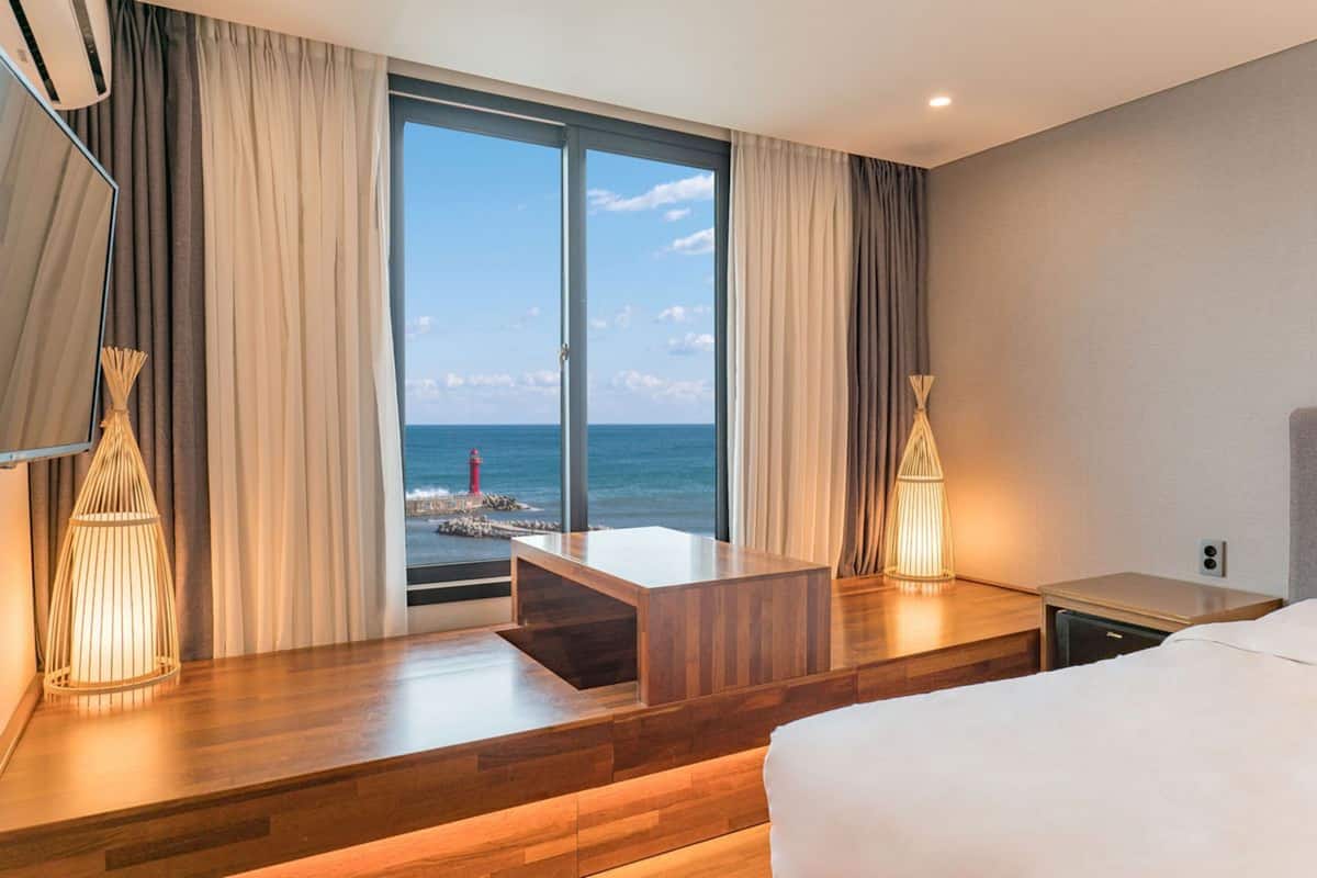 1 bedroom, premium bedding, desk, soundproofing