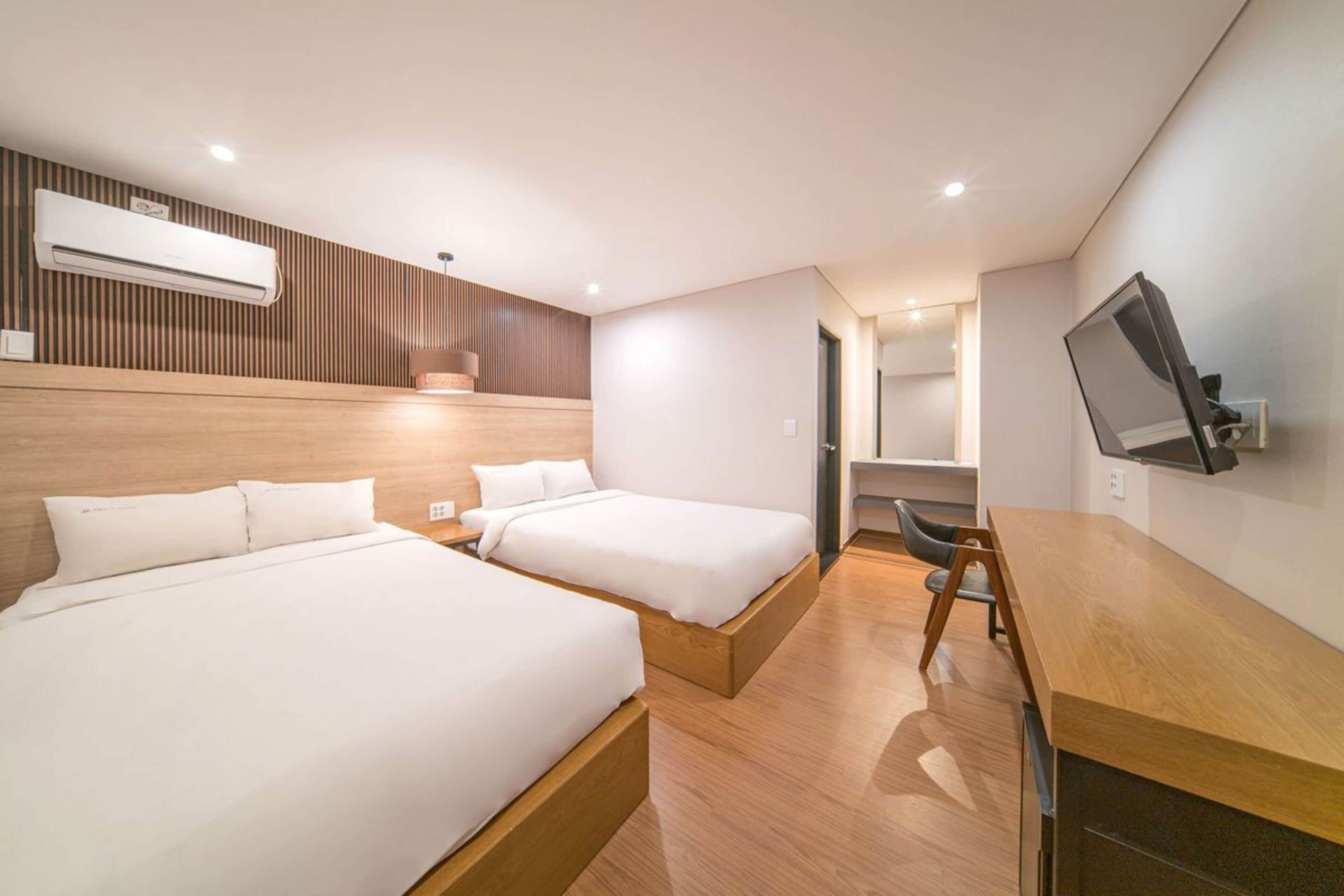 1 bedroom, premium bedding, desk, soundproofing