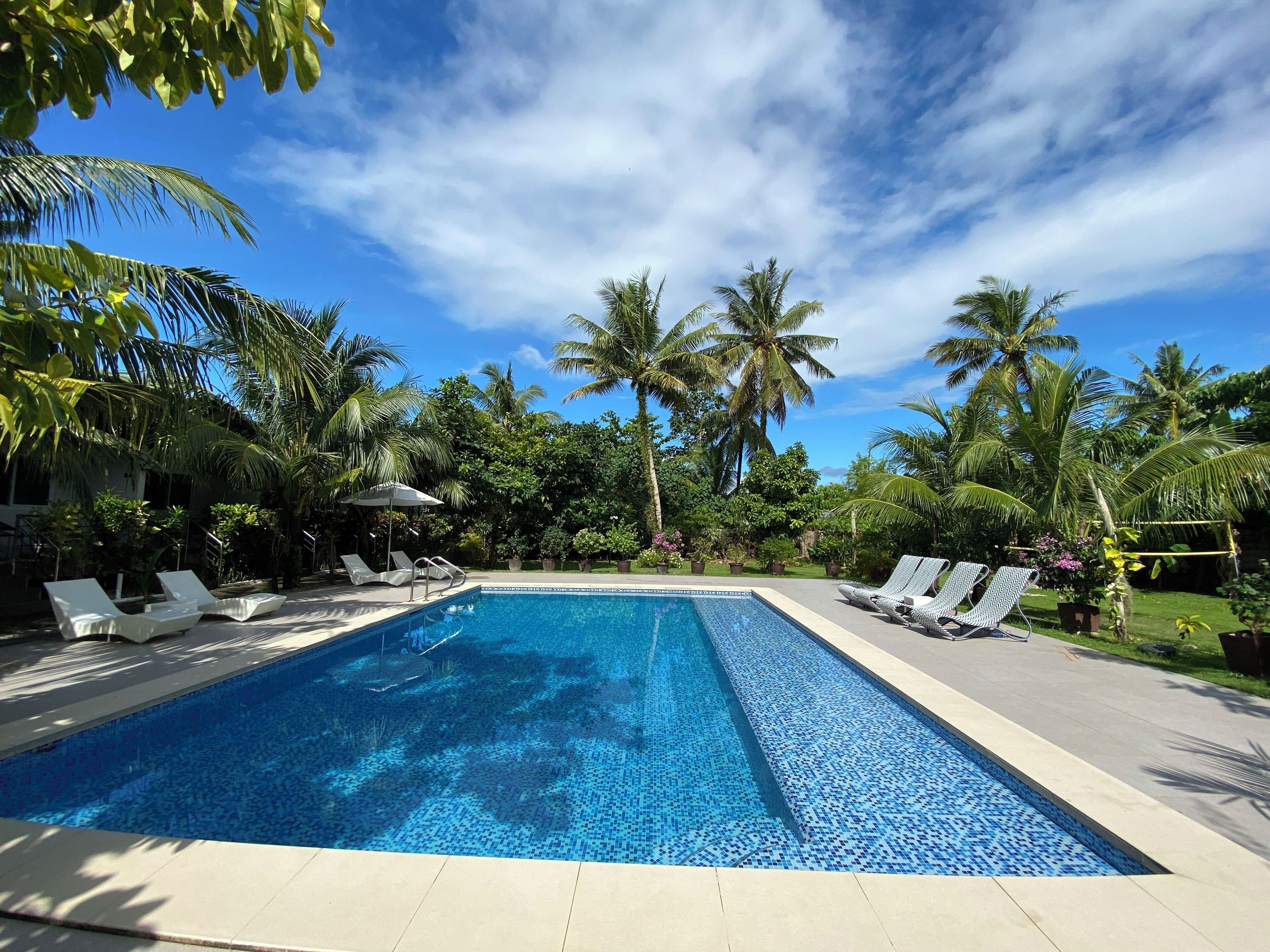 Ulkouima-allas, aurinkotuoleja