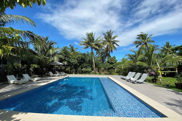 Piscine extérieure, chaises longues
