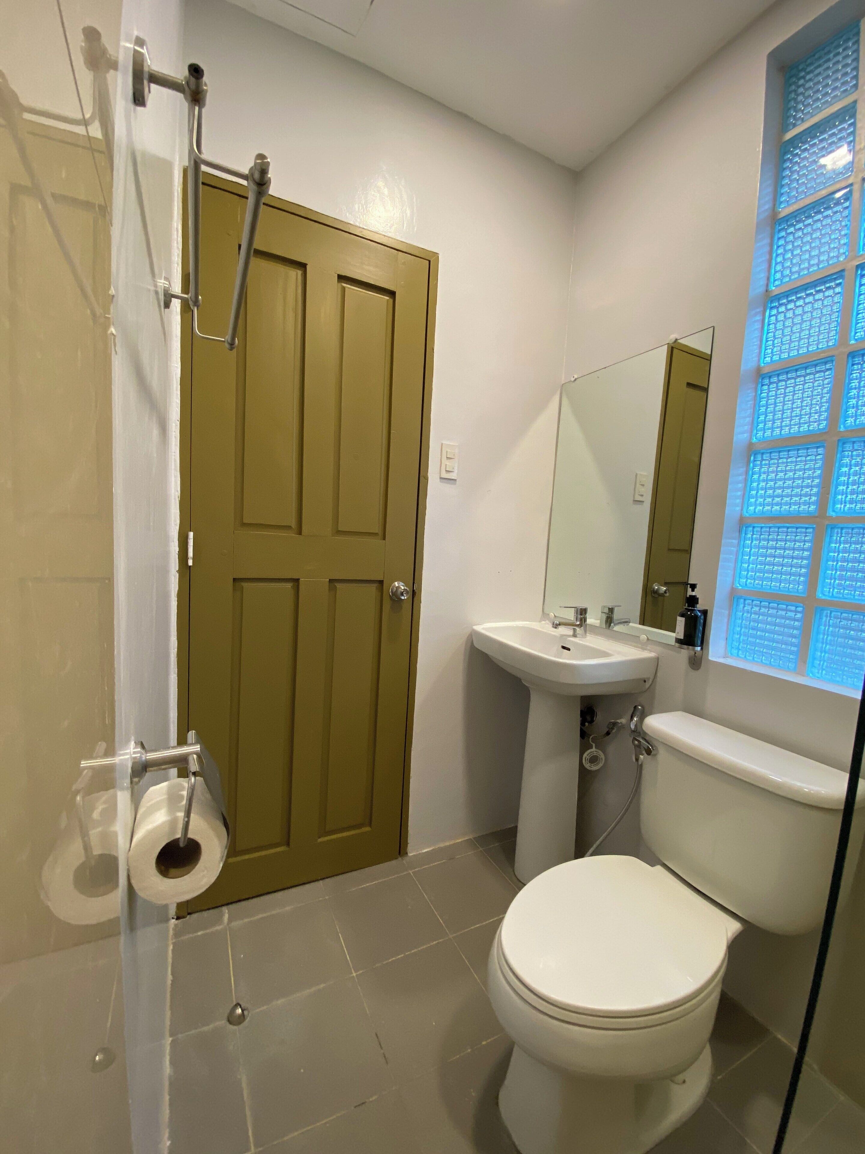 standard room, 1 queen bed | bathroom | shower, rainfall showerhead, free toiletries, bidet