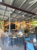 Se sirven desayunos, almuerzos y cenas; cocina local e internacional