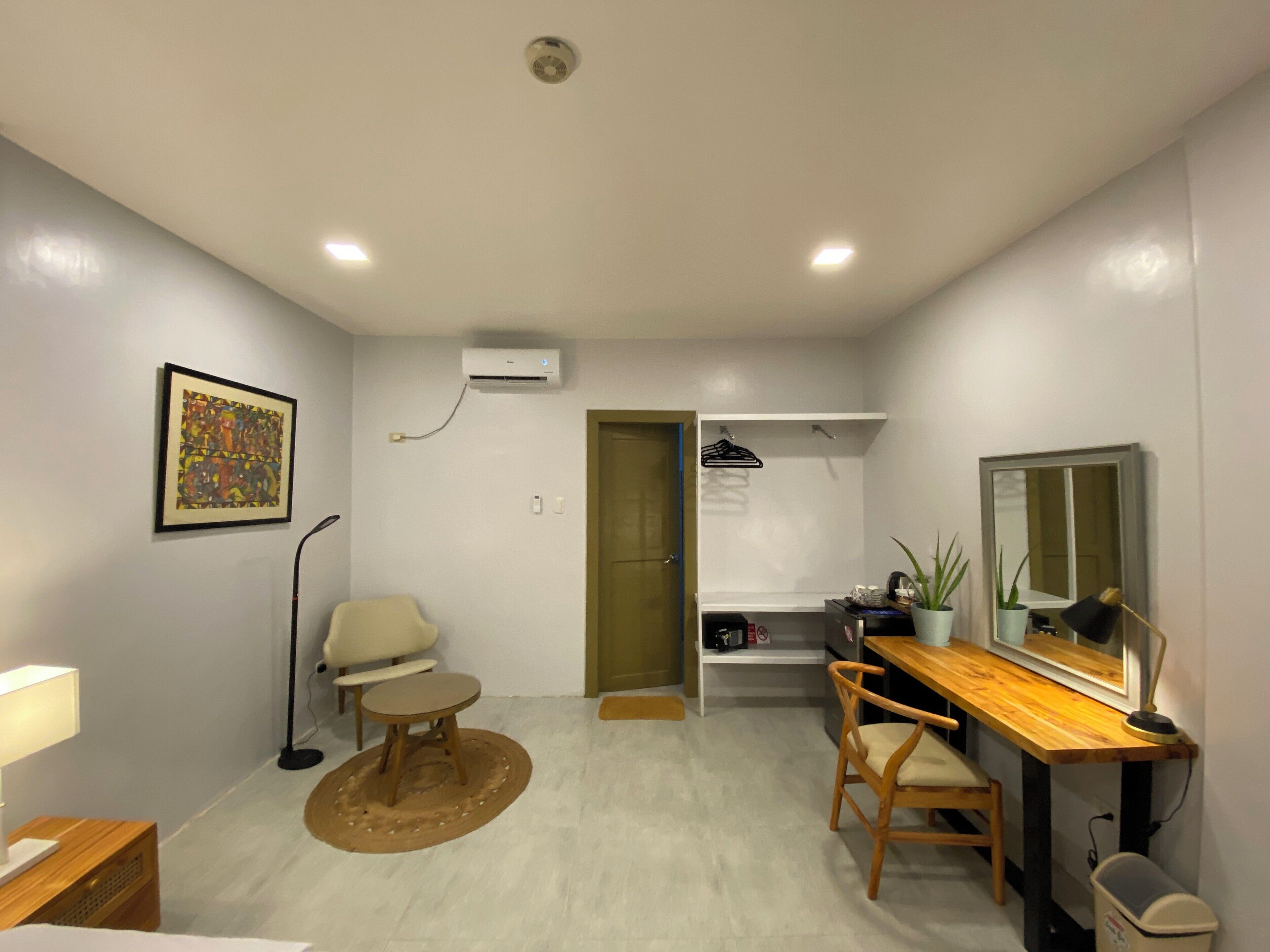 standard room, 1 king bed | living area