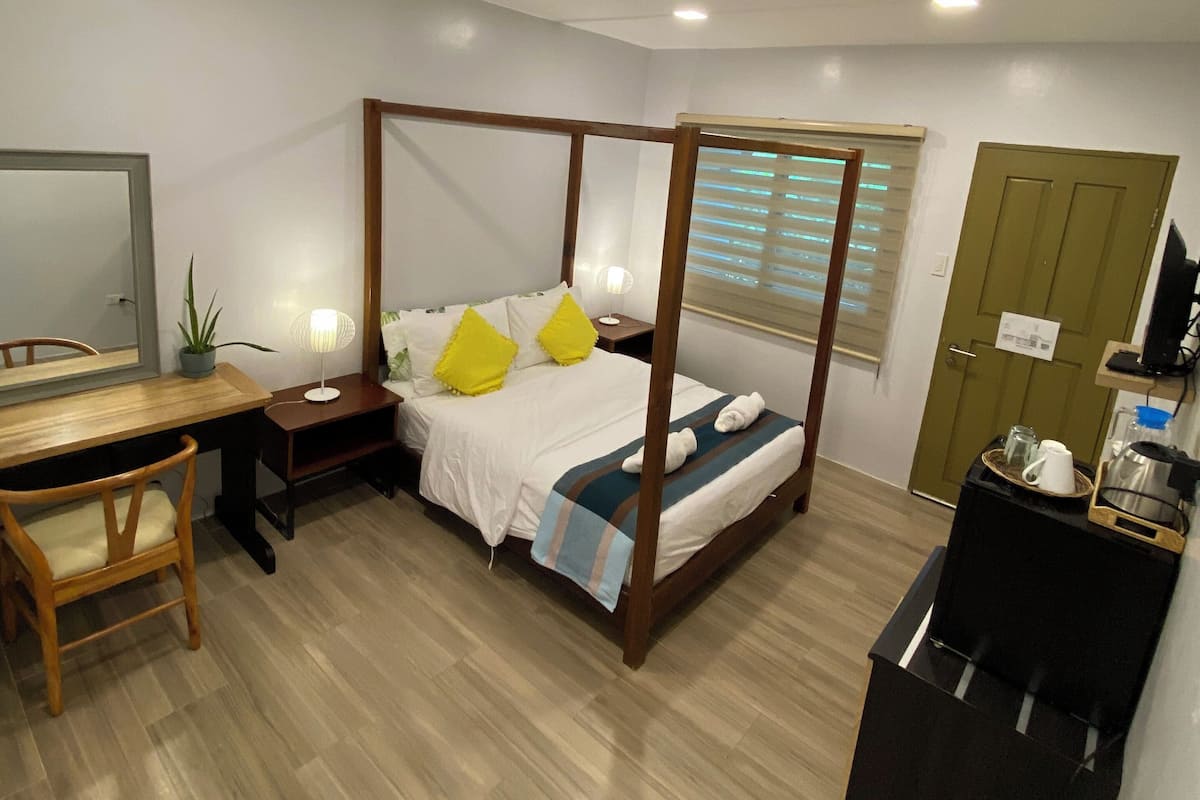 Standard Room, 1 Queen Bed