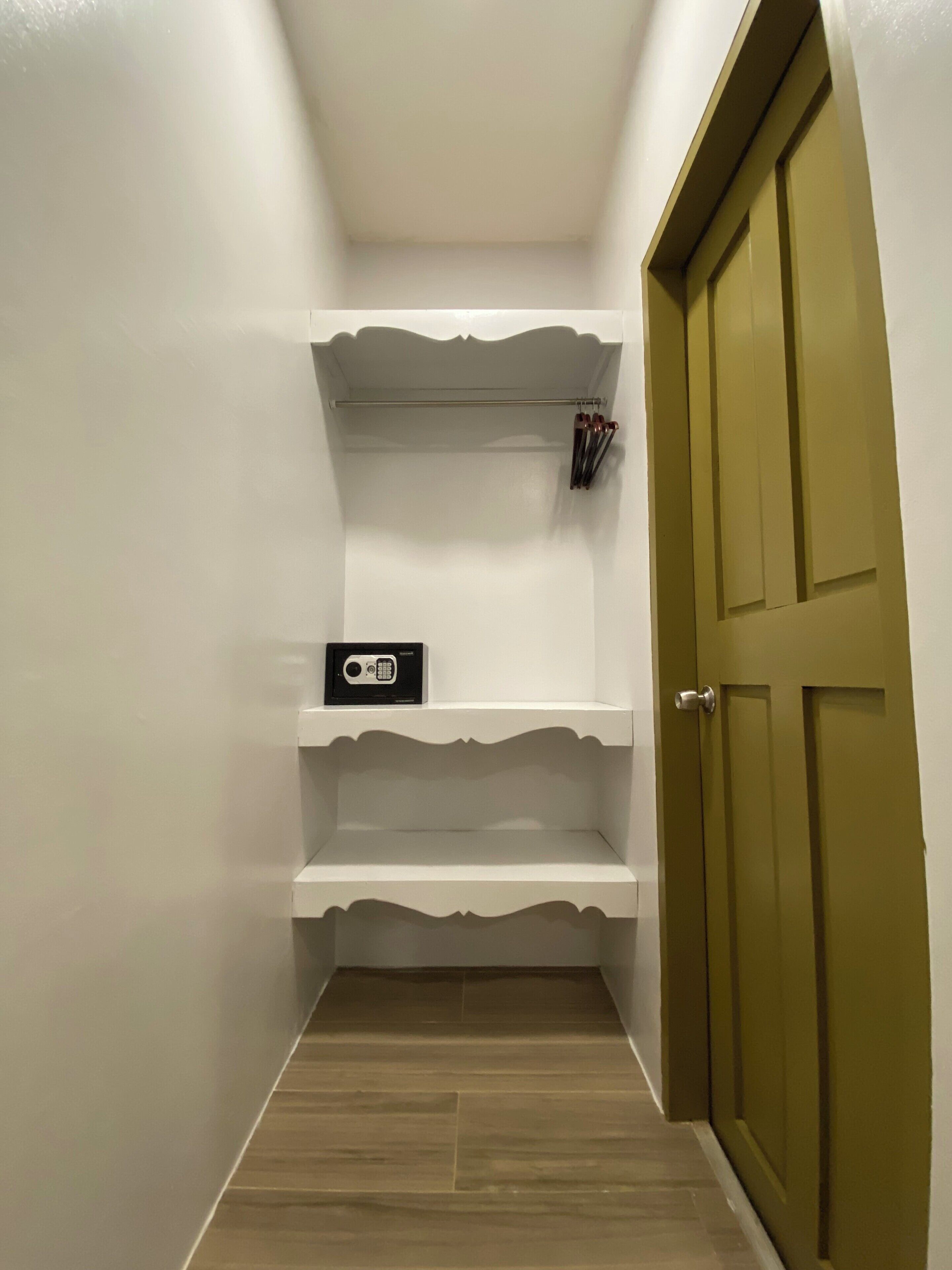 standard room, 1 queen bed | safe