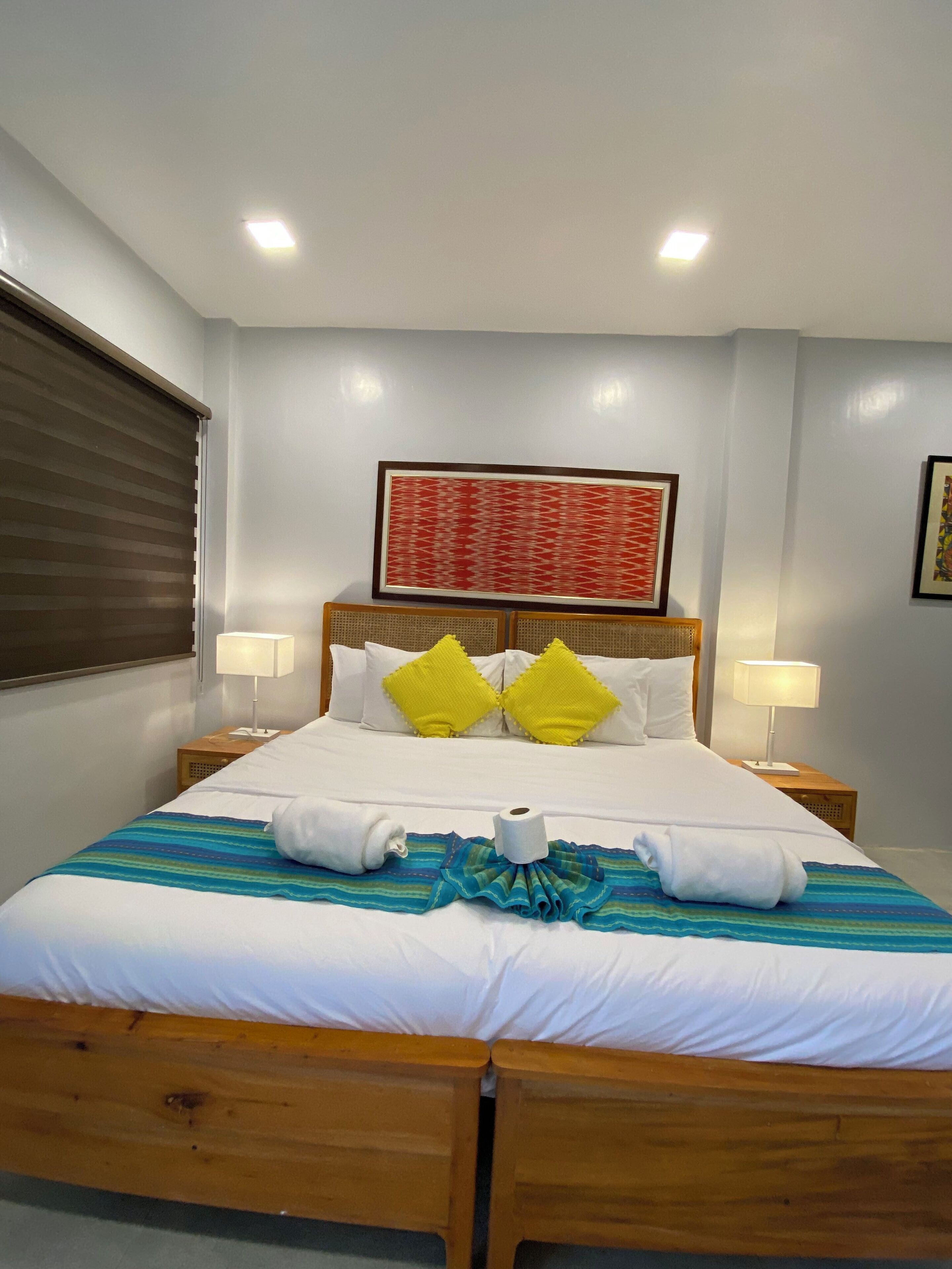 standard room, 1 king bed | in-room safe, desk, laptop workspace, bed sheets