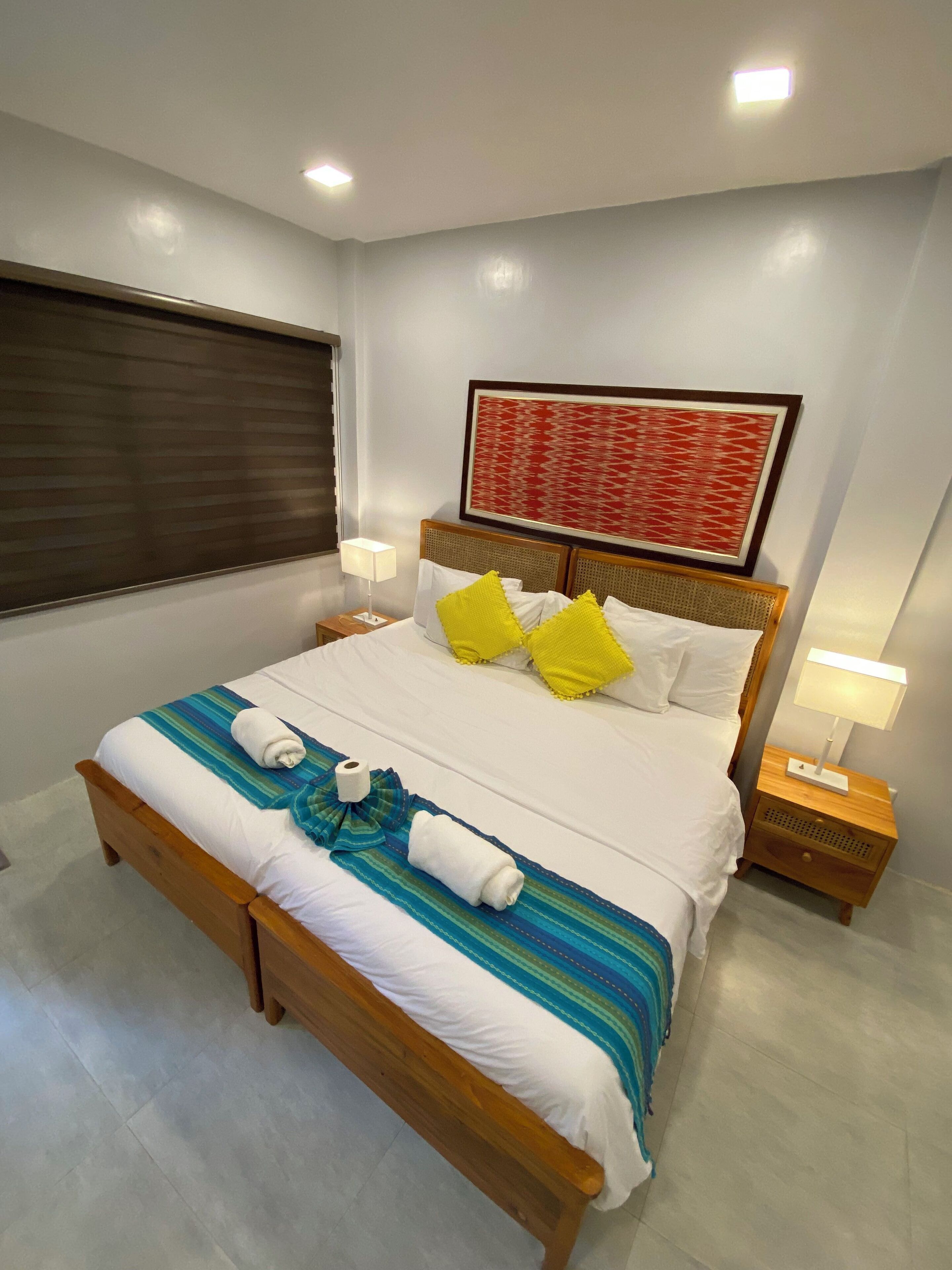standard room, 1 king bed | in-room safe, desk, laptop workspace, bed sheets