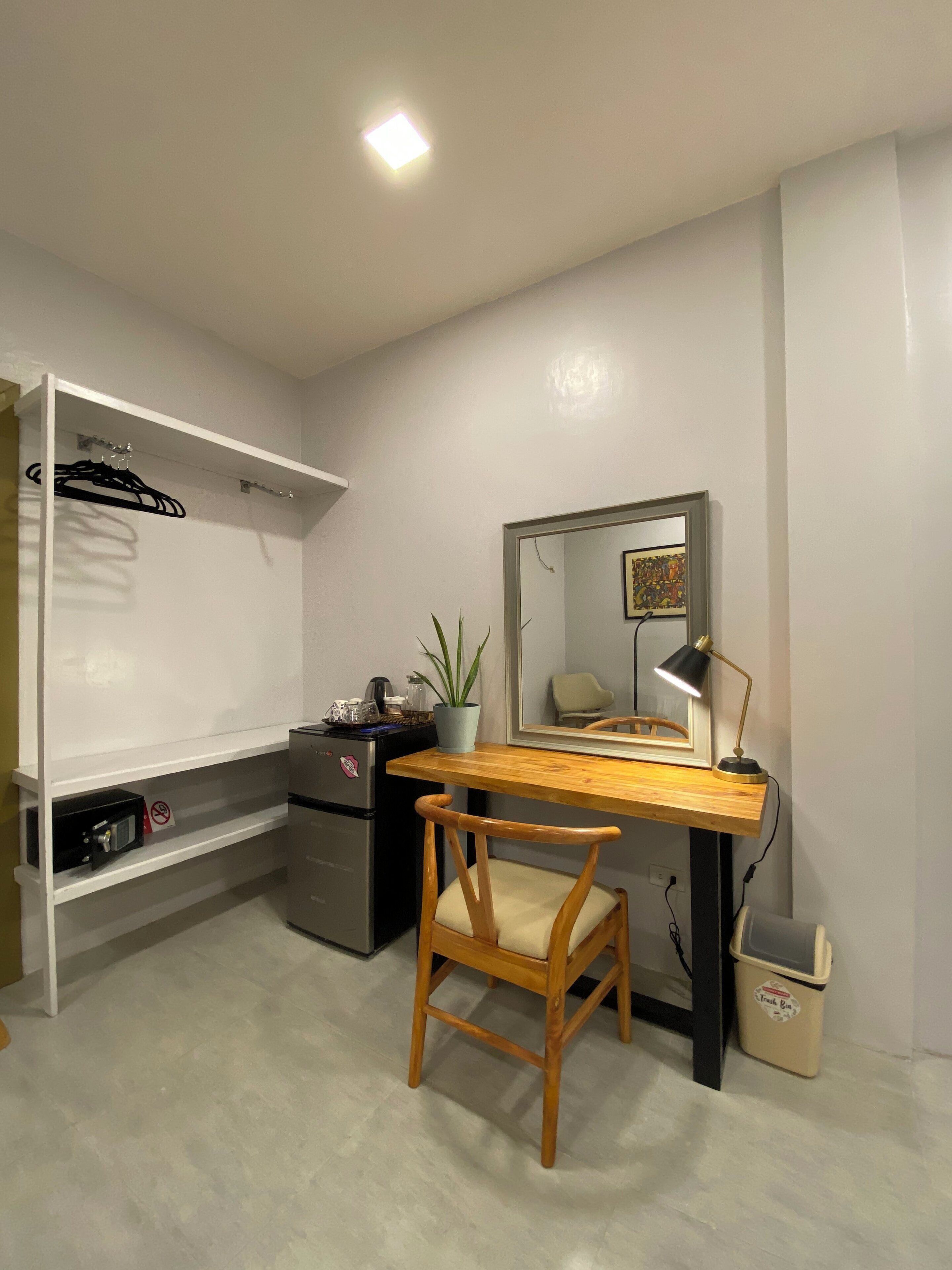 standard room, 1 king bed | living area