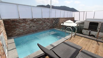 Premium Suite | Outdoor pool