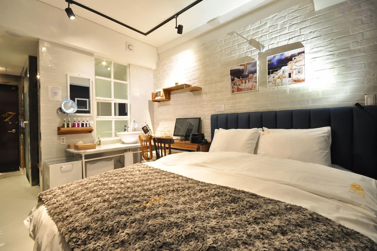 Free WiFi, bed sheets