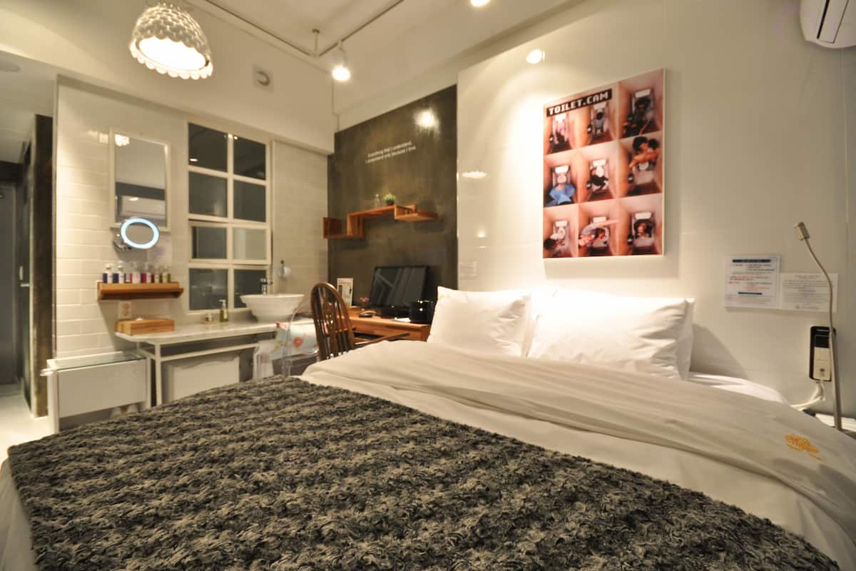 Free WiFi, bed sheets