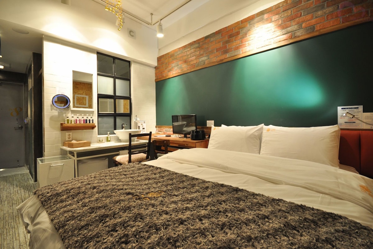 WiFi (free), bed sheets