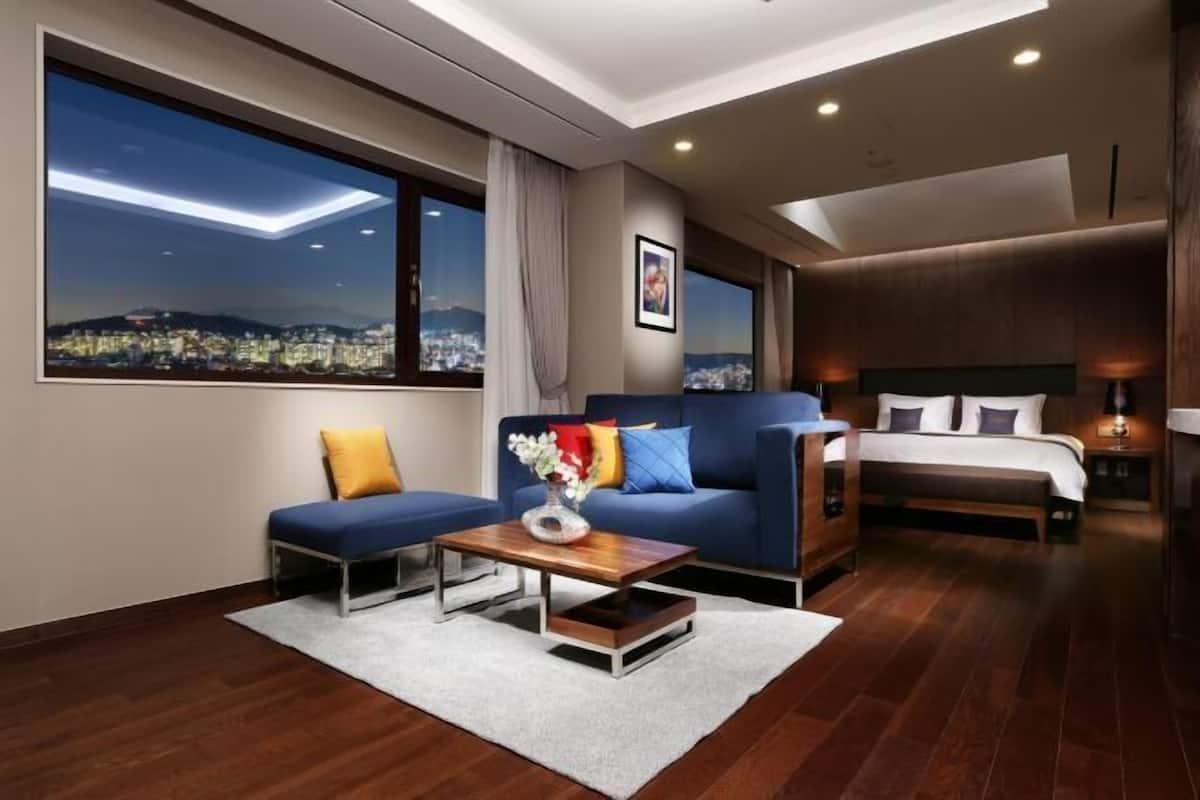 Premium bedding, down duvets, in-room safe, desk