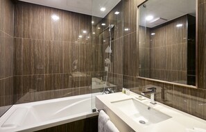 Free toiletries, hair dryer, bathrobes, slippers - Amanti Hotel Seoul Hongdae (Seoul)