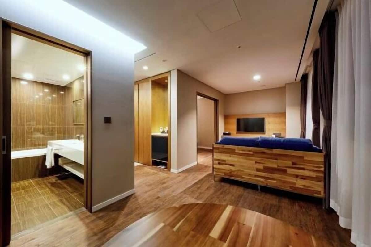 Premium bedding, down duvets, in-room safe, desk