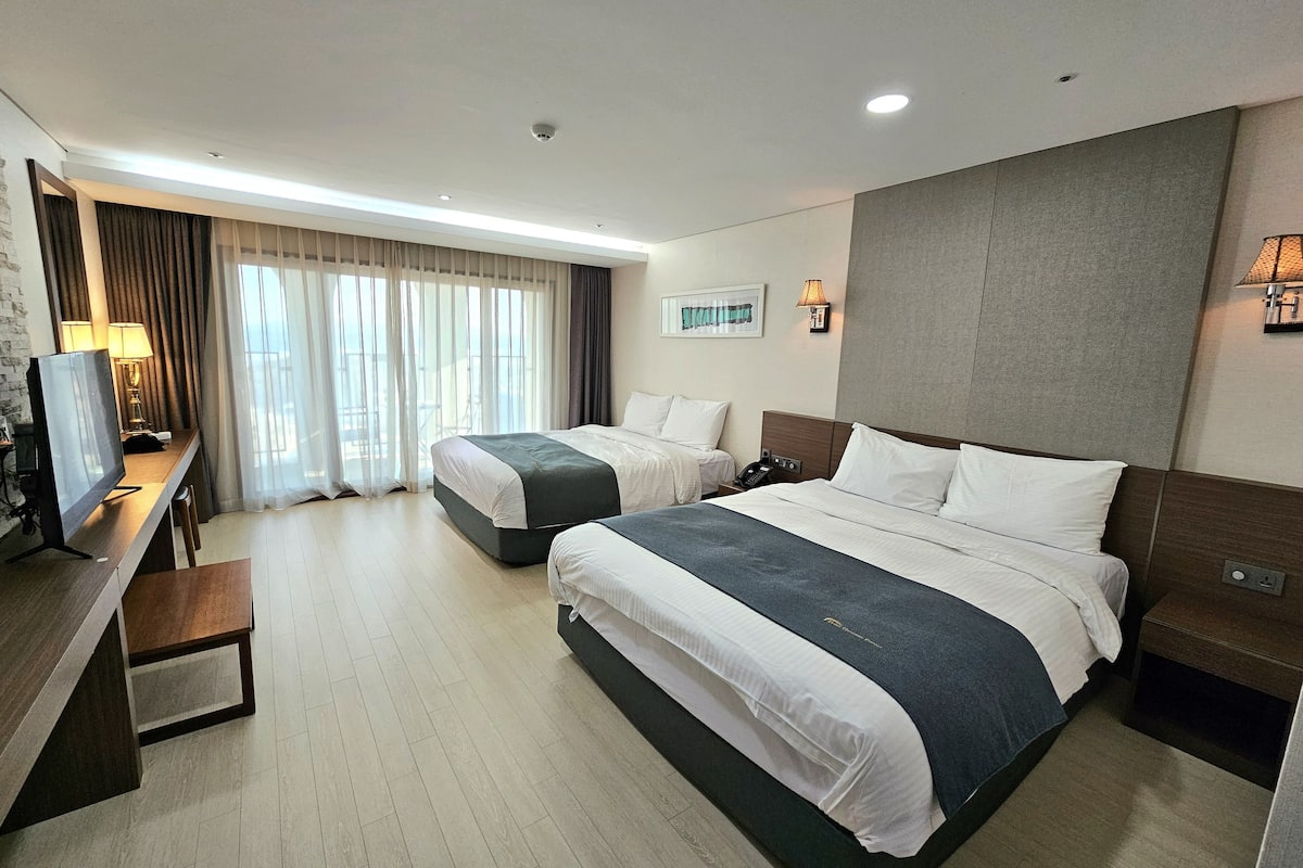 Kamar Twin Keluarga | Seprai premium, minibar gratis, brankas, dan meja kerja